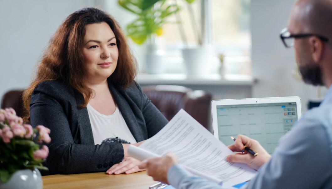 Fler kvinnor än män får kränkande frågor under arbetsintervjuer. Foto: Shutterstock/TT Kvinna på arbetsintervju.