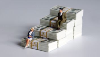 Lika lön år 2043, någon? Foto: Shutterstock Tva leksaksfigurer sitter pa nagra buntar med sedlar