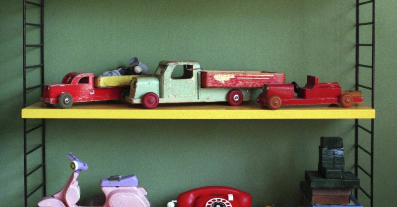 Stringhylla med gamla leksaksbilar