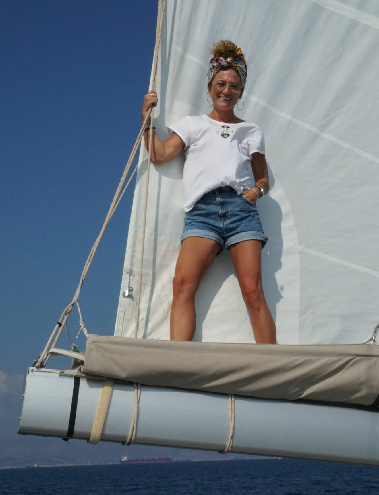 Anna Mourou ombord på en segelbåt.