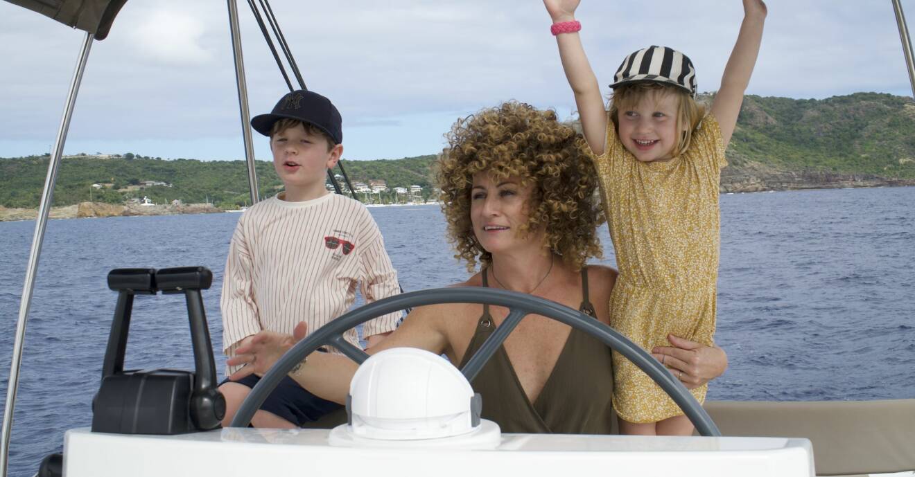 Anna Mourou under en segeltur med barnen Olof och Vira