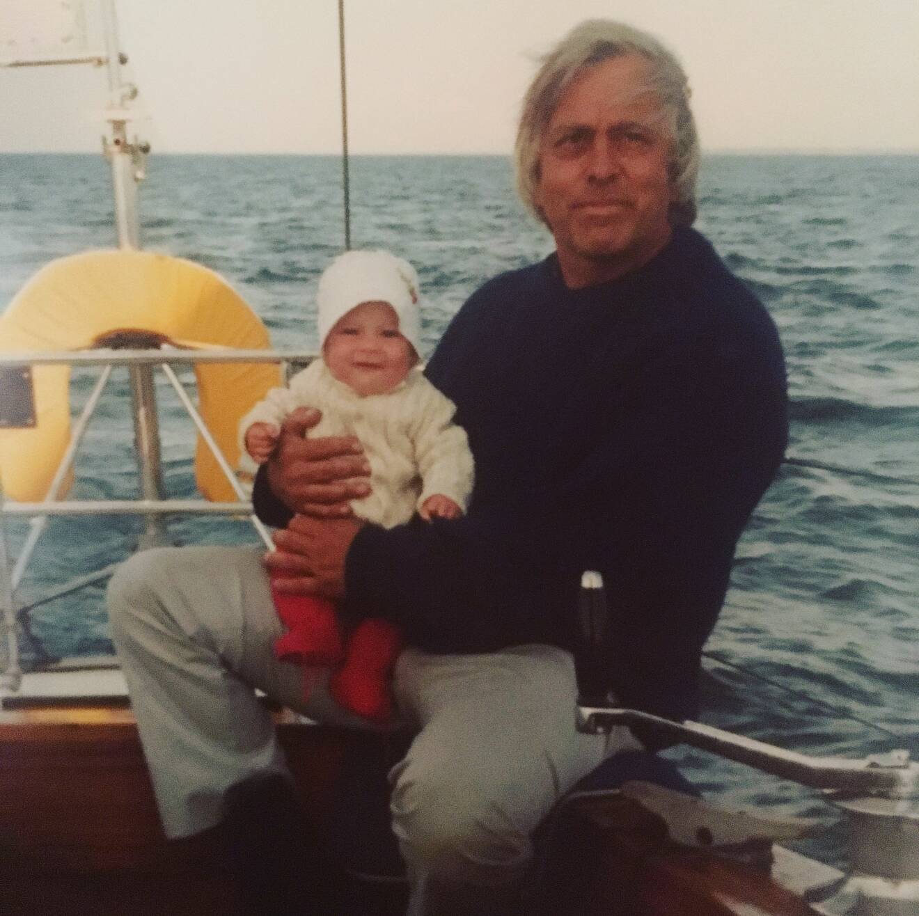 Anna Mourou och pappa Claes-Göran Fagerstedt i segelbåt ute på havet 1980.