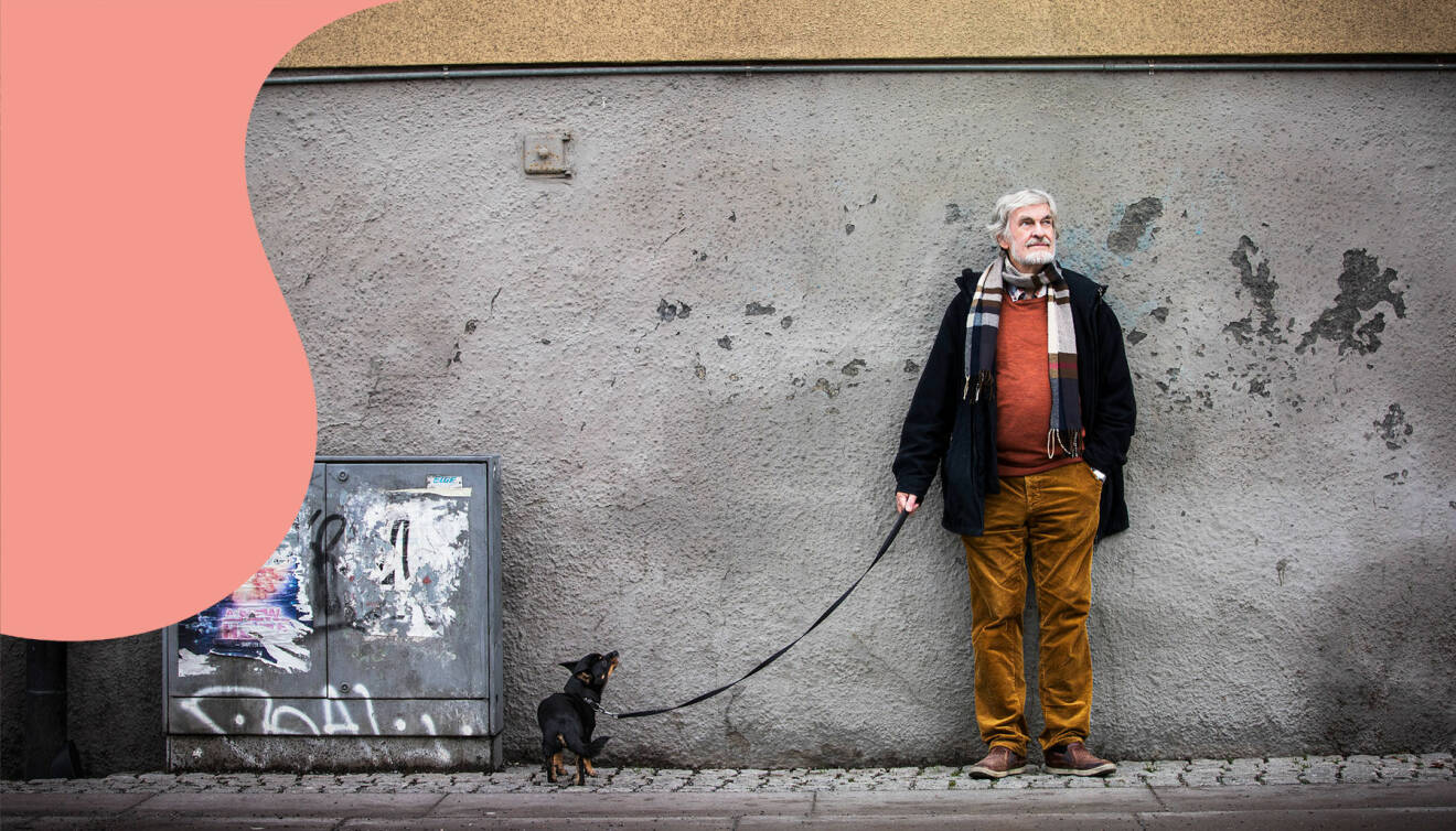 Lasse förlorade sin dotter i en olycka. Här står han mot en fasad med hunden i koppel.