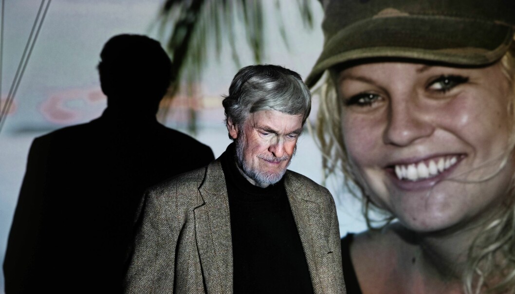 När Lasse skulle föreläsa om boken hörde han sin dotters röst. Foto: TT Lasse Berg föreläser om boken med en bild av dottern Linda i bakgrunden.