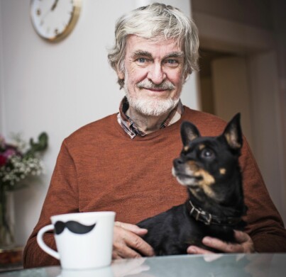 I dag har Lindas hund Yoda flyttat in hos Lasse och Ingrid och han beskriver hunden med tre ord: ”Ett knippe kärlek”. Foto: Veronica Kindblad Lasse och hunden Yoda i hemmet.