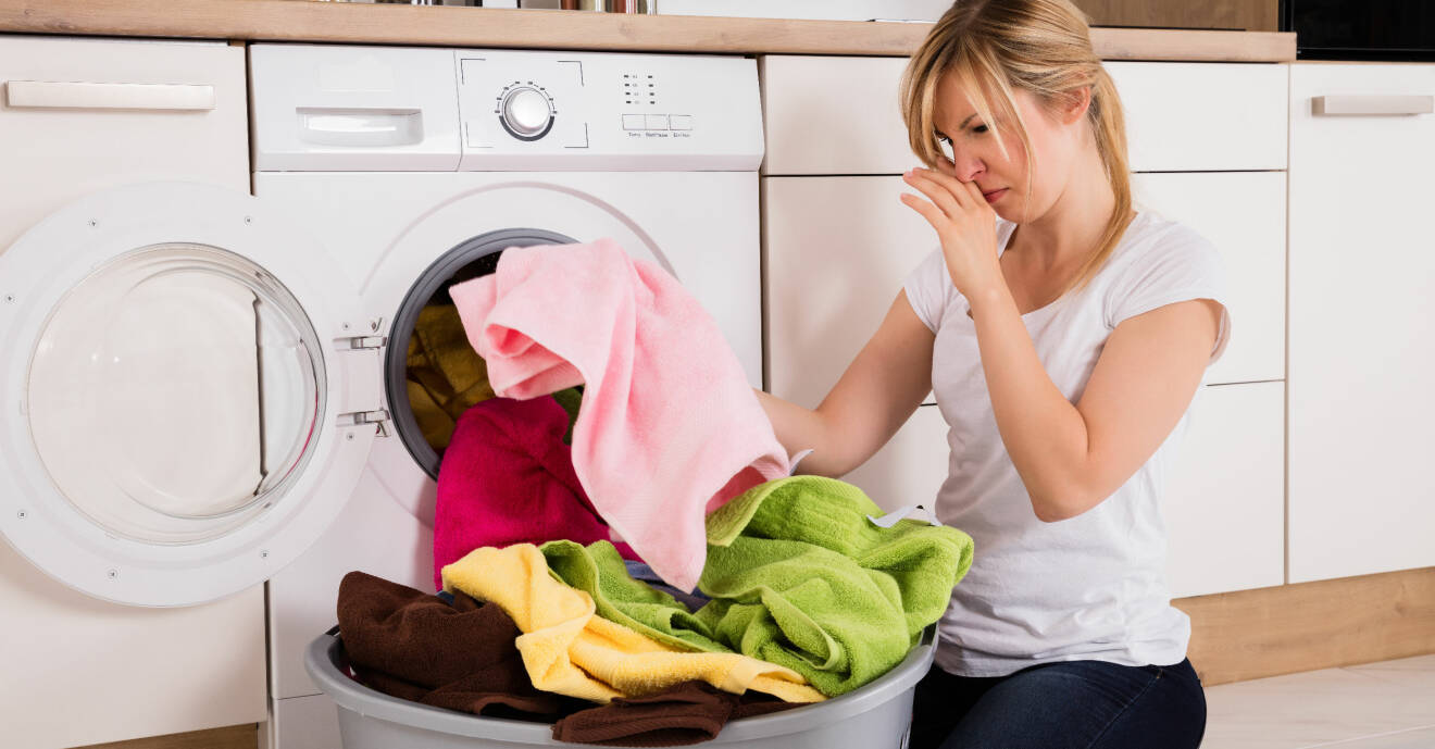 En kvinna känner unken luft från tvättmaskinen. Så här löser du problemet.