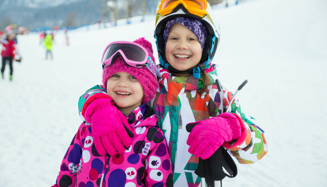 Ofta har kommunen sportutrustning man får låna gratis. <i>Foto: Shutterstock</i> Barn som åker skidor i fint väder.