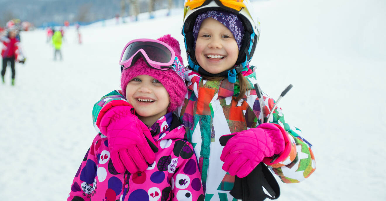 Barn som åker skidor i fint väder.