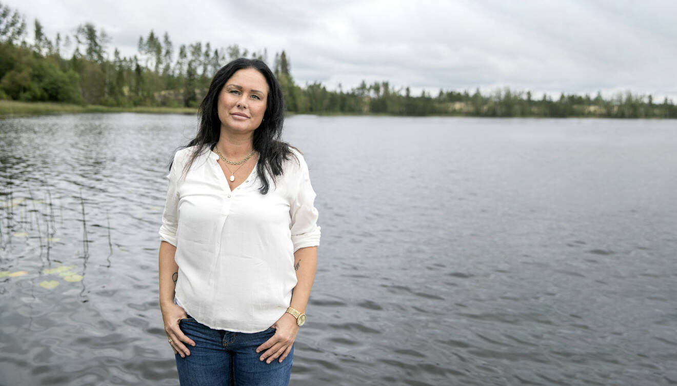 Carola, som drabbades av vulvacancer, står vid en sjö.