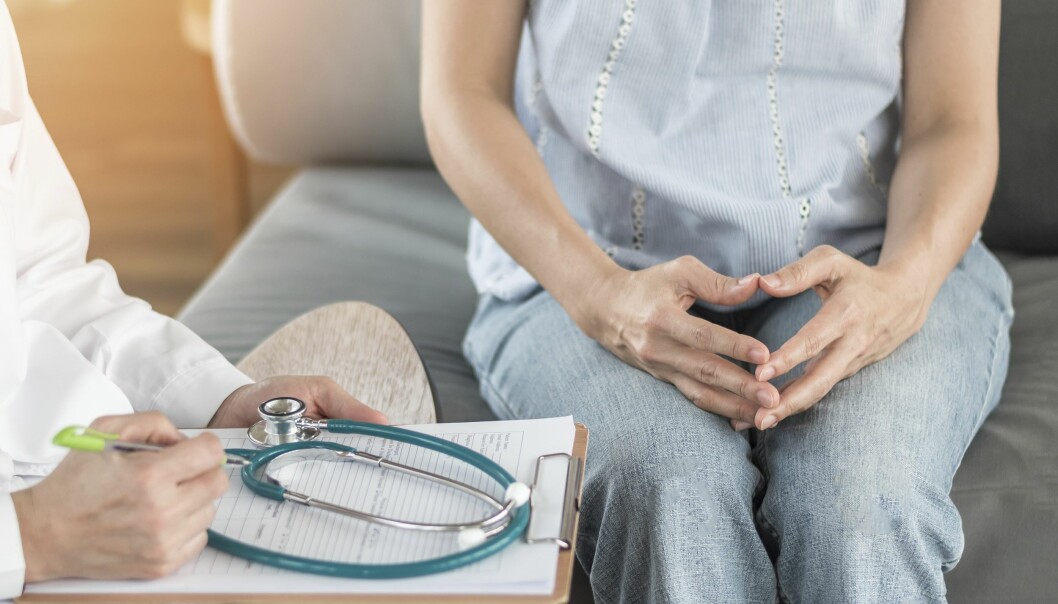 Kvinnor över 60 år som får kraftiga blödningar eller bruna flytningar ska omedelbart uppsöka en gynekolog! Foto: Shutterstock/TT Kvinna i ett mottagningsrum med en läkare.