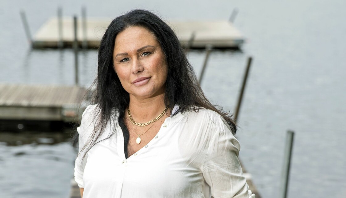 Vid varje cancerkontroll kommer de jobbiga känslorna och tankarna tillbaka för Carola. Foto: Stefan Jerrevång Carola, som drabbades av vulvacancer, vid en brygga.