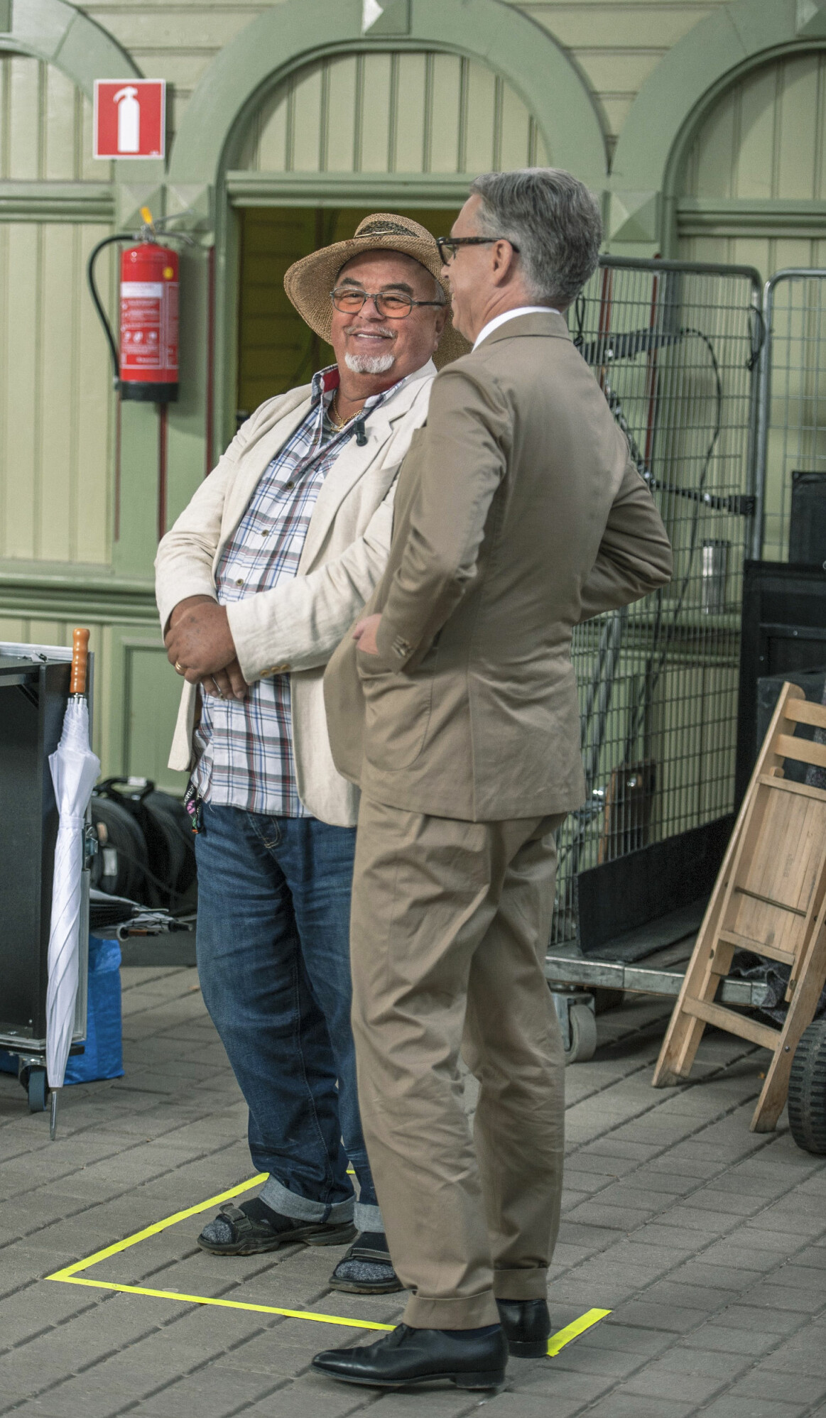 Den gula rutan är den sista anhalten före inspelning. Gert Olsson, som kommit till <i>Antikrundan </i>med en bronsskulptur, står nu på tur att gå in i studion med konstexperten Andreas Rydén. Foto: Erik Karlsson Andreas Rydén med besökaren Gert Olsson som vill få sin bronsskulptur värderad.