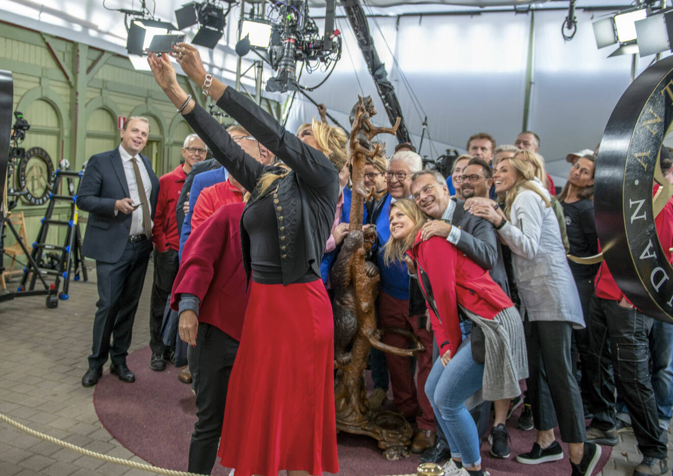 Anne Lundberg tar en selfie med hela produktionen bakom Antikrundan.