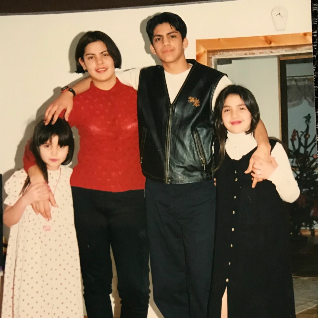 Syskonen återförenade hemma hos pappan. Från vänster: Jennifer, 6, Josselin, 19, Juan, 15, och Joanna, 9. Foto: Privat Josselin Freytes Peña med sina syskon Juan, Joanna och Jennifer.