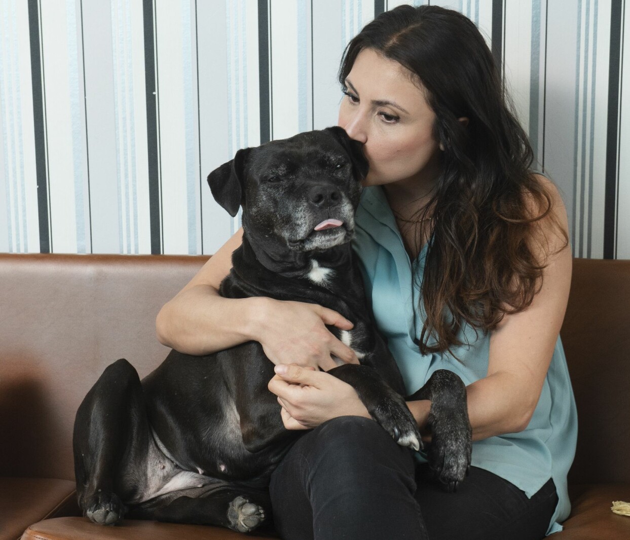 Ella flyttade hemifrån så snart hon kunde för att få skapa sitt eget liv. Här gosar hon med hunden Missy. Foto: Theresia Köhlin Ella myser med hunden Missy.