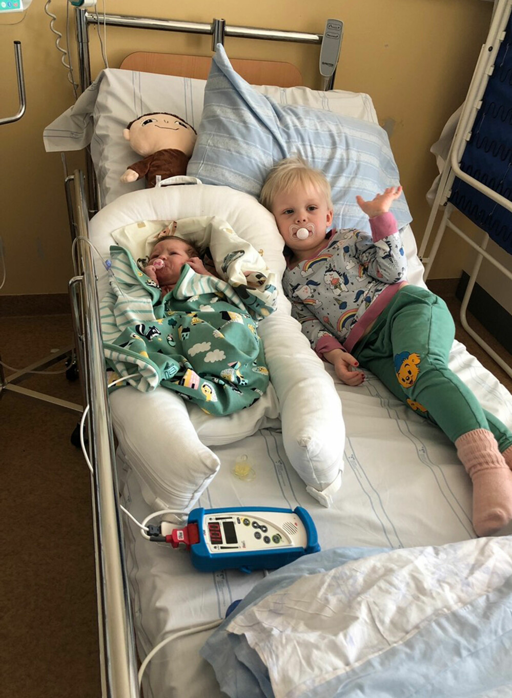Melvin håller Alice sällskap i sjukhussängen. Foto: Privat Melvin Ström tillsammans med lillasyster Alice Ström på sjukhuset.