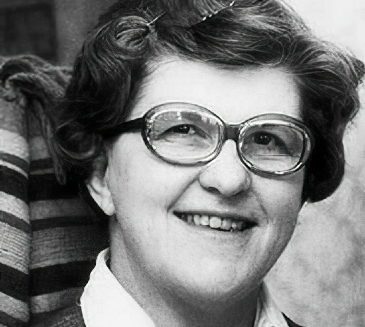 Aina Wifalk. Porträtt av Aina Wifalk.