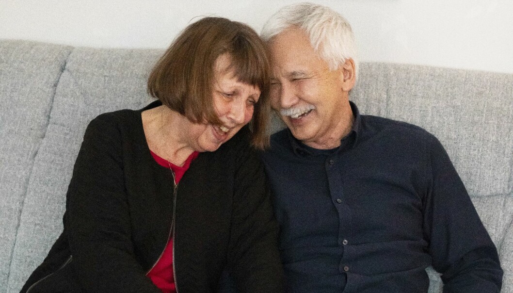 –Äntligen har vi hittat hem, det är så här det ska kännas , säger Margreth och Nichi . Nichi och Margreth skrattar, tigth ihop i soffan.