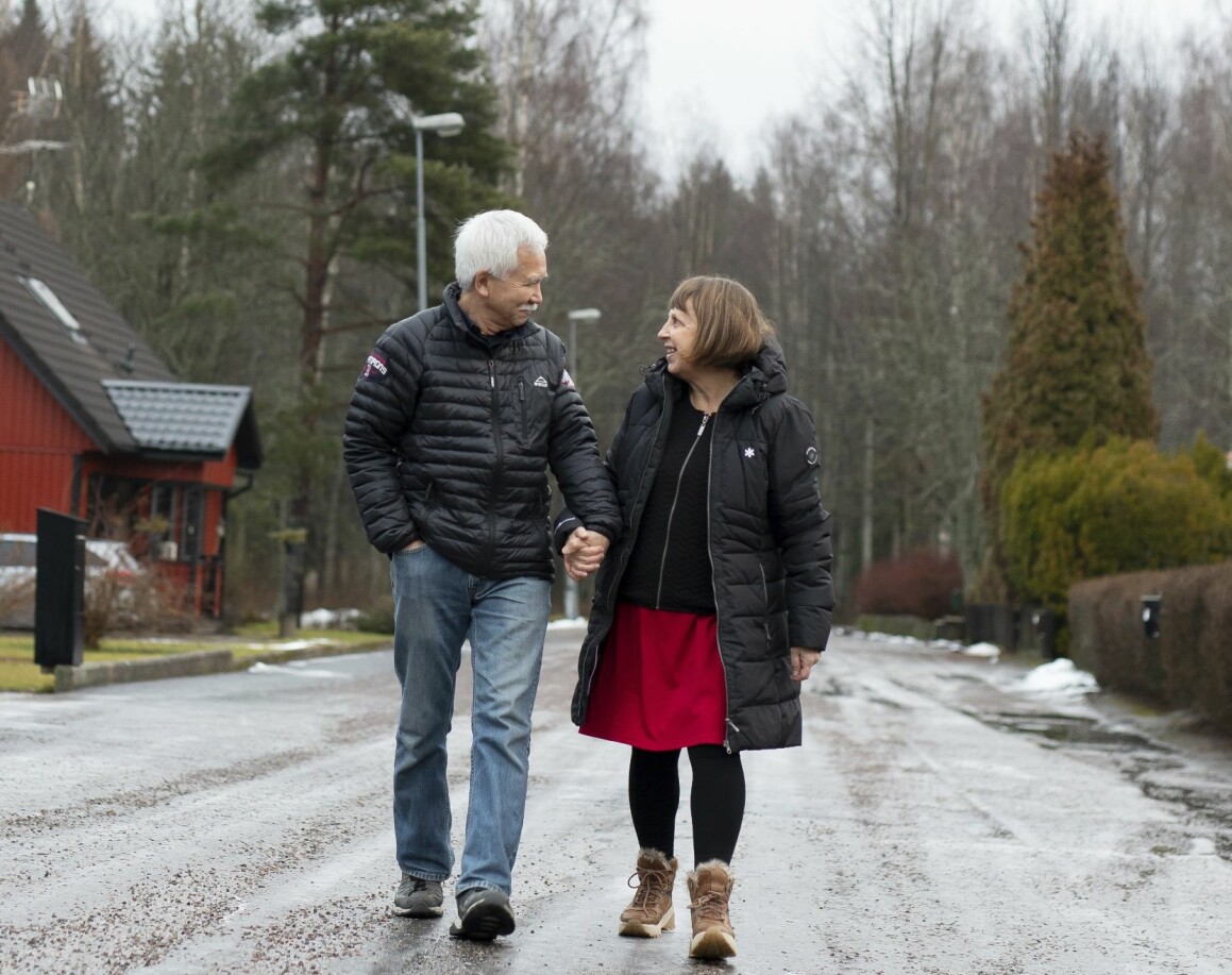 – Jag är så tacksam att vi kunde gifta oss även om det blev i slutet av våra liv, säger Margreth som i dag är 65 år. Nichi är 70. Foto: Emma Norbäck Hand i hand på promenad.