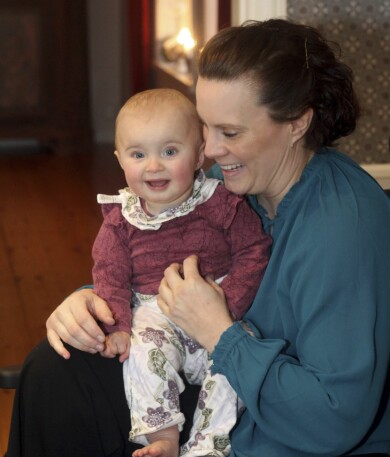 ”Jag ska tillbaka, så är det”, säger Jannike och håller om lilla Majvi som jollrar glatt. Jannike håller om lilla Majvi som jollrar glatt.