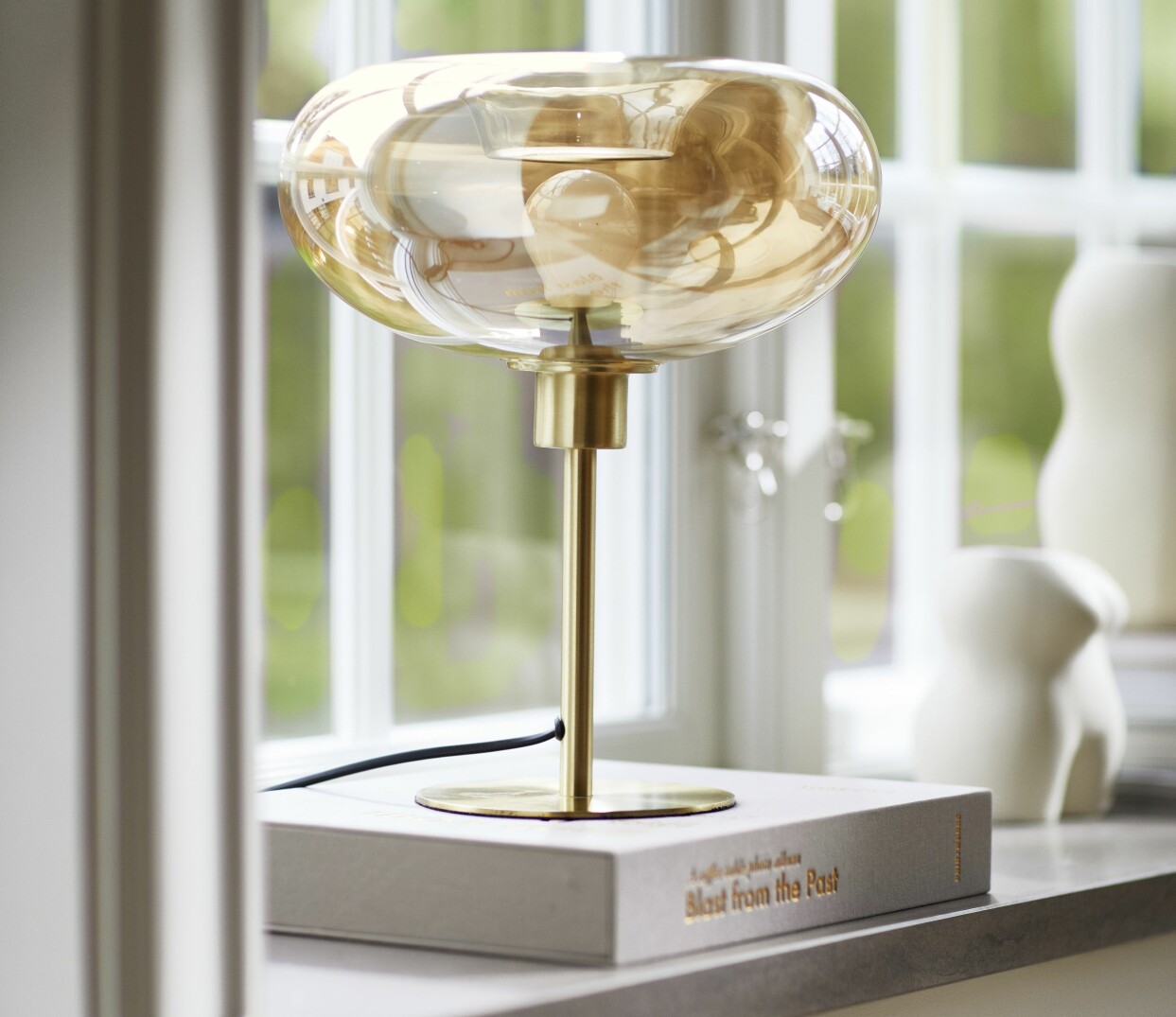 Bordslampa i glas och metall från Åhléns