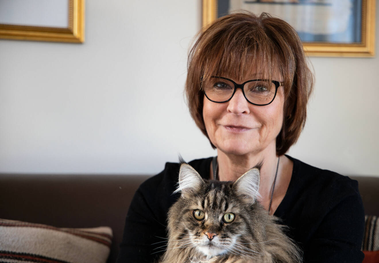 Katharina Berggren med katten Kompis i hemmet i Helsingborg.