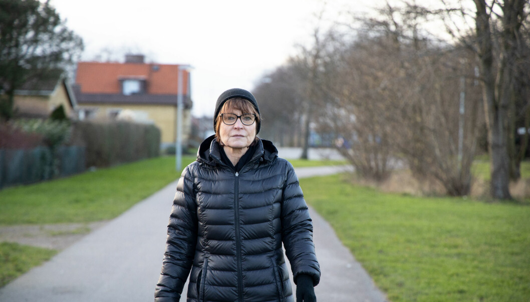 Katharina levde ett aktivt liv – men led av dagliga smärtor och problem under alla år. Katharina Berggren ute på promenad utanför sitt hem i Helsingborg.