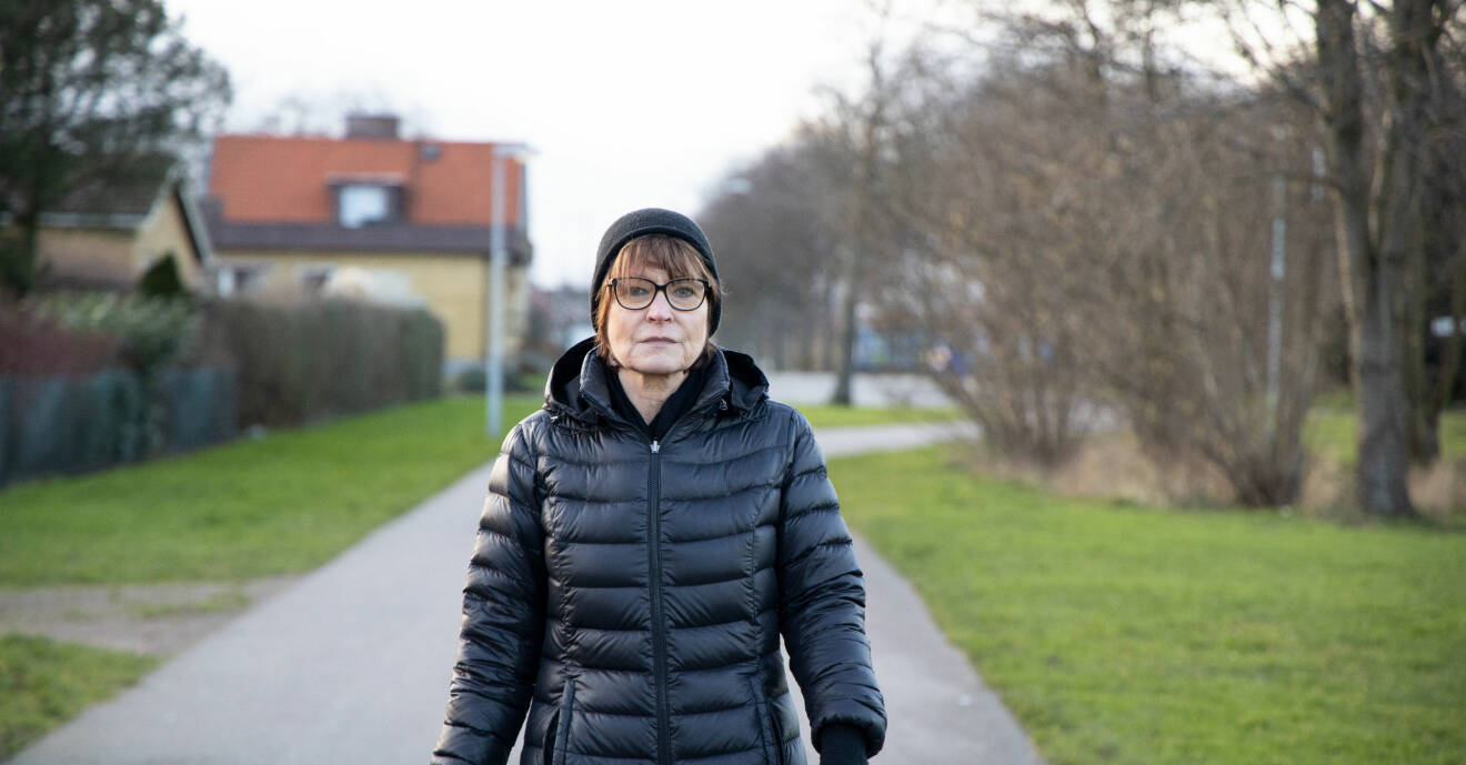 Katharina Berggren ute på promenad utanför sitt hem i Helsingborg.