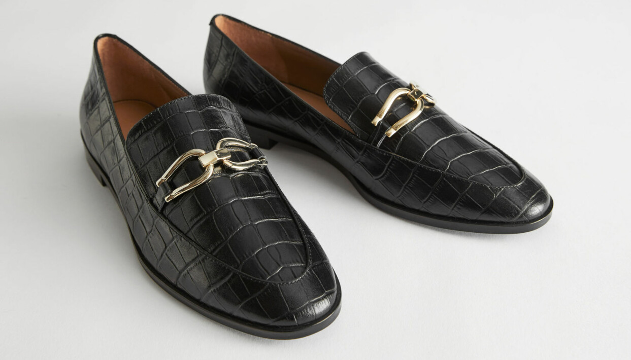 Svarta krokopräglade loafers med spännen, från & Other Stories