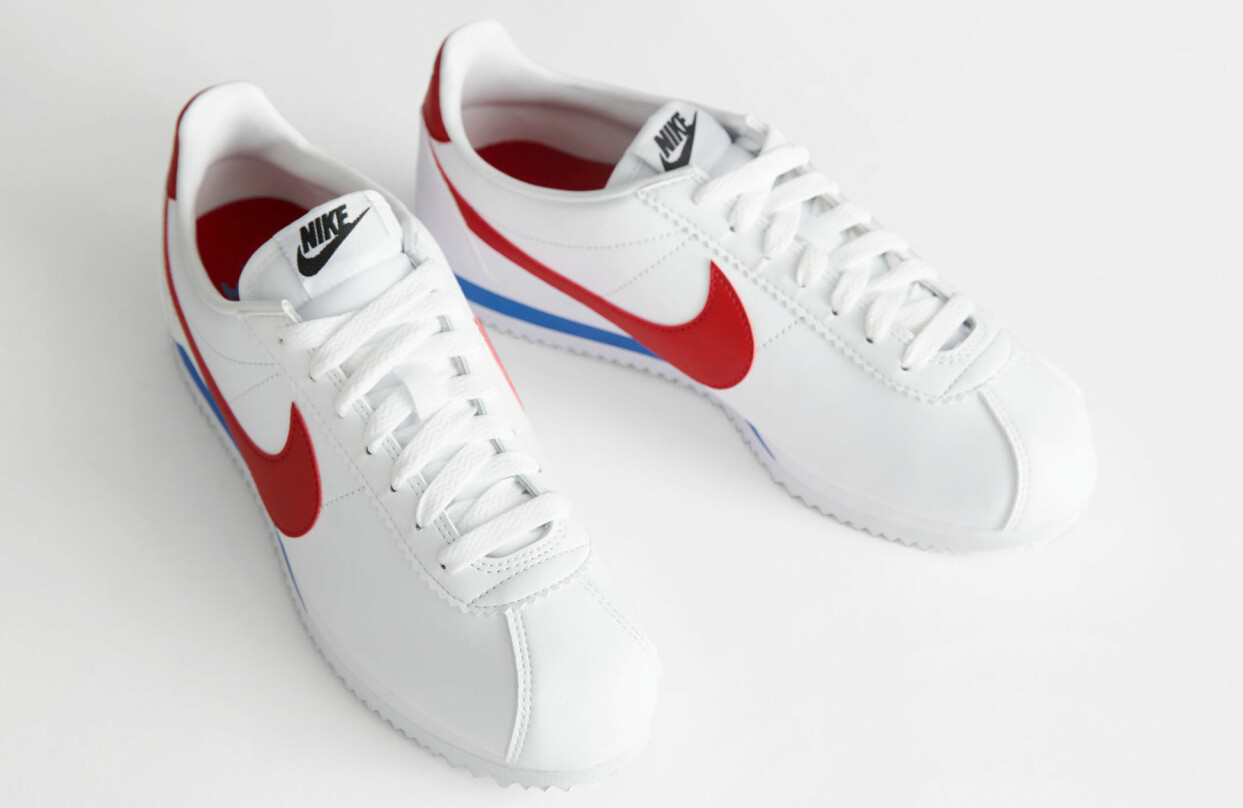 Vita sneakers med revärer från Nike