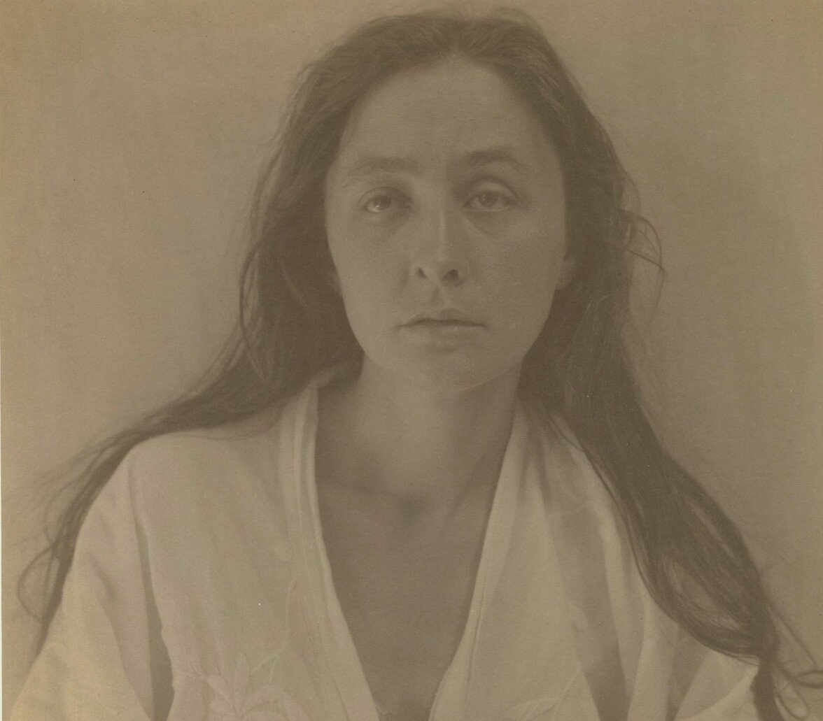 Foto: Alfred Stieglitz/ TT Nyhetsbyrån Georgia O'Keeffe poserar framför för ett fotografi.