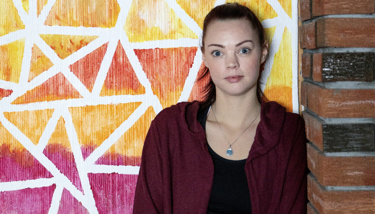 Benedicte gick en hantverks- och designlinje och började då måla. Det ger henne ro. Porträtt av Benedicte som berättar om sina svåra år efter den brutala våldtäkten och dödshoten.