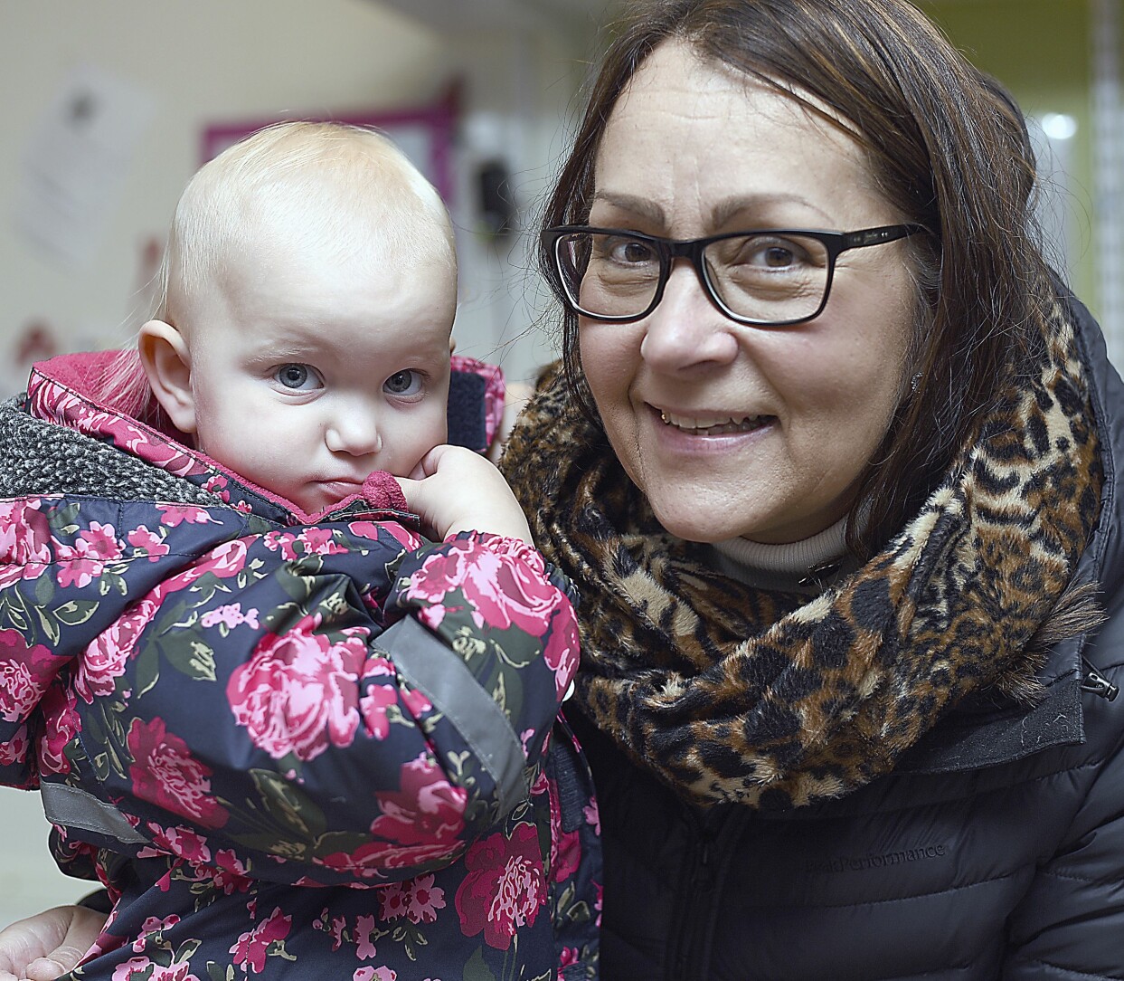 Barnbarnet Leya är Carinas stora fröjd och glädje. Carina tillsammans med sitt älskade barnbarn som hon lever för.