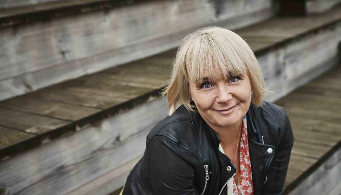 Foto: Runolfur Gudbjornsson Dorthe sitter utomhus och ler mot i kameran.