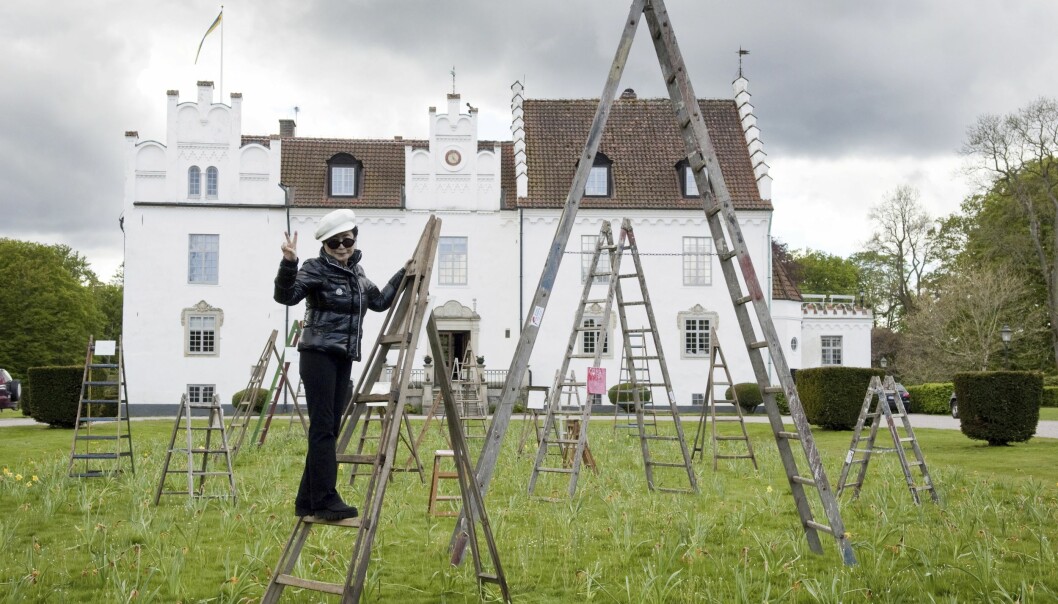 Yoko Ono ställde ut på Wanås 2011. Foto: TT Yoko på en stege framför Wanås slott.