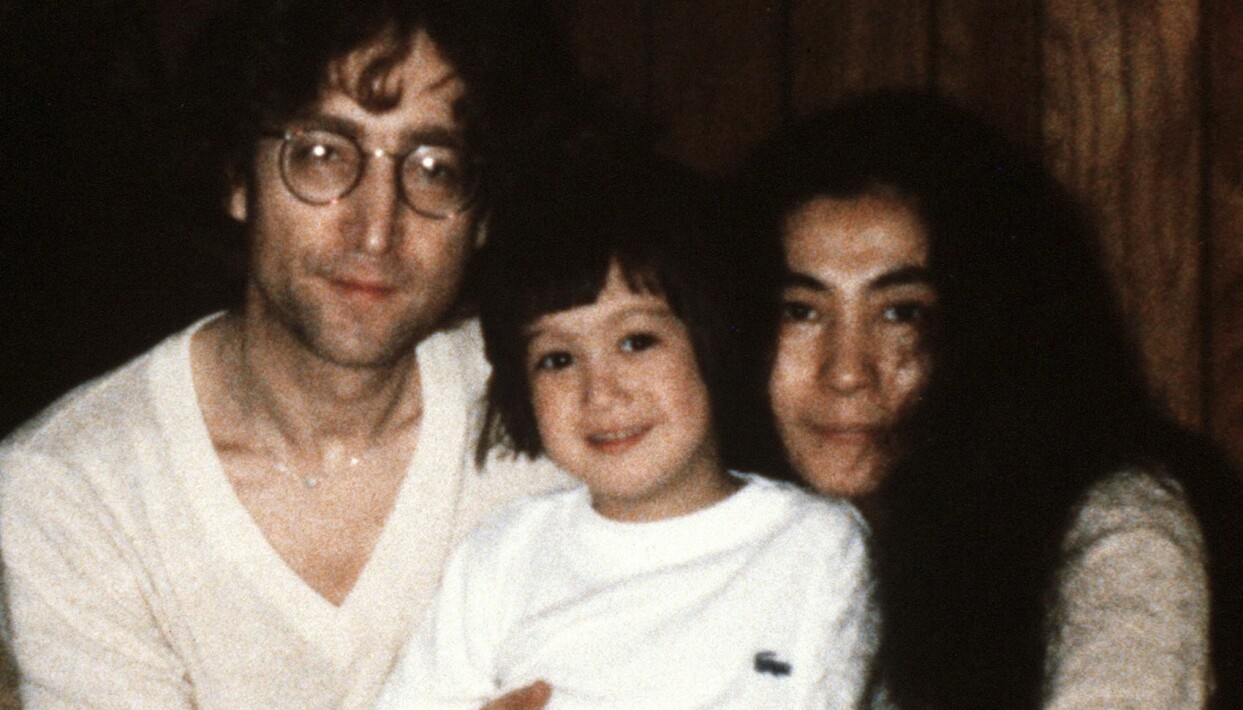 John, Sean och Yoko kort innan John mördades i december 1980. Foto: TT John, Yoko och sonen Sean ler mot kameran.