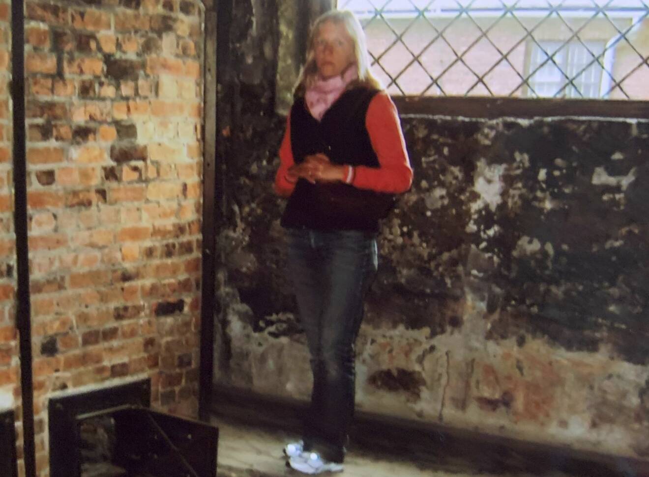 Privatbild av Linda på besök i Auschwitz 2005.