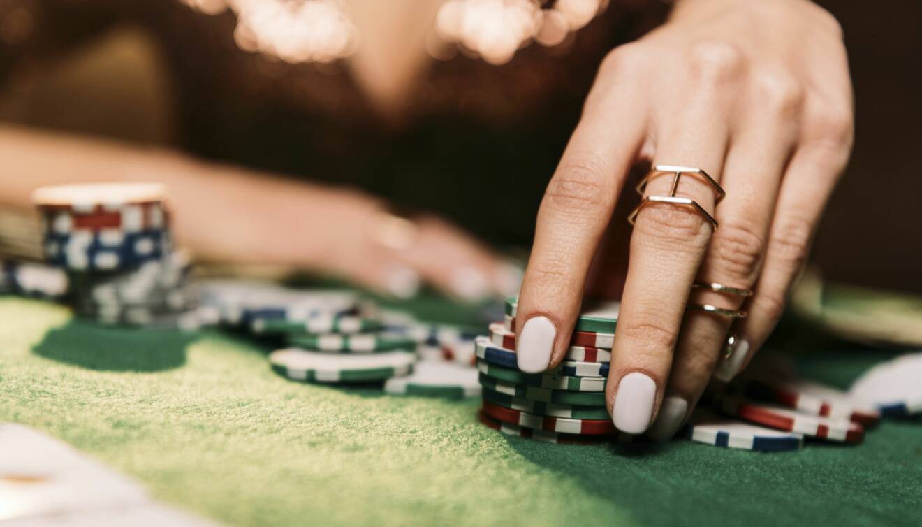 Kvinna spelar på kasino.