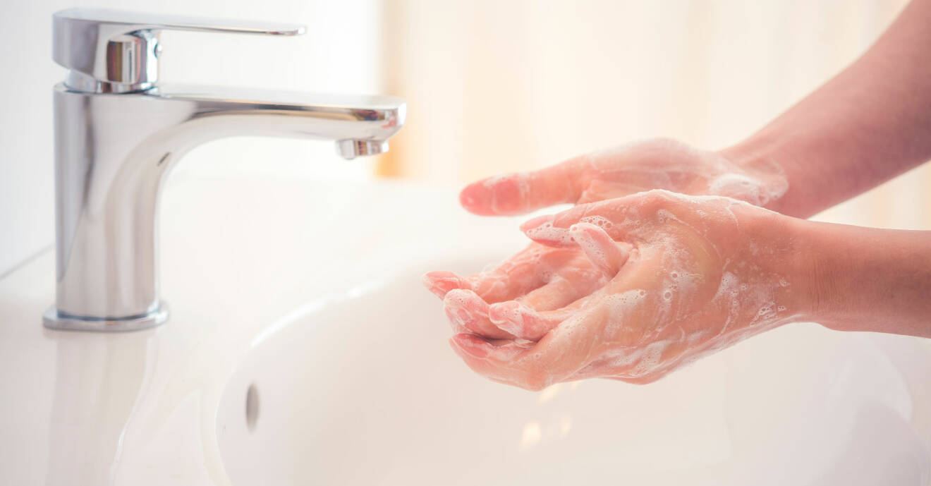 En kvinna tvättar händerna med tvål för att undvika att smittas av coronavirus.