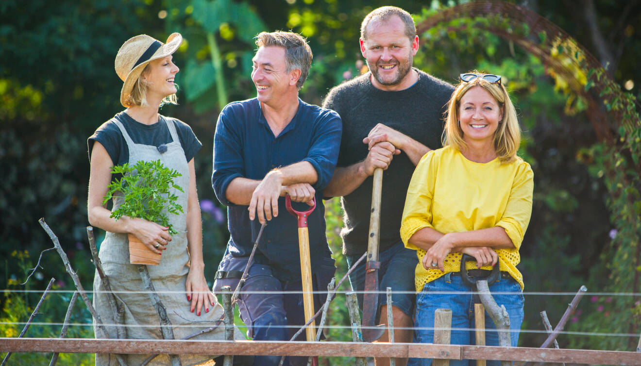 John Taylor, Malin Persson, Tareq Taylor och programledaren Pernilla Månsson Colt poserar inför nya säsongen av Trädgårdstider 2020.