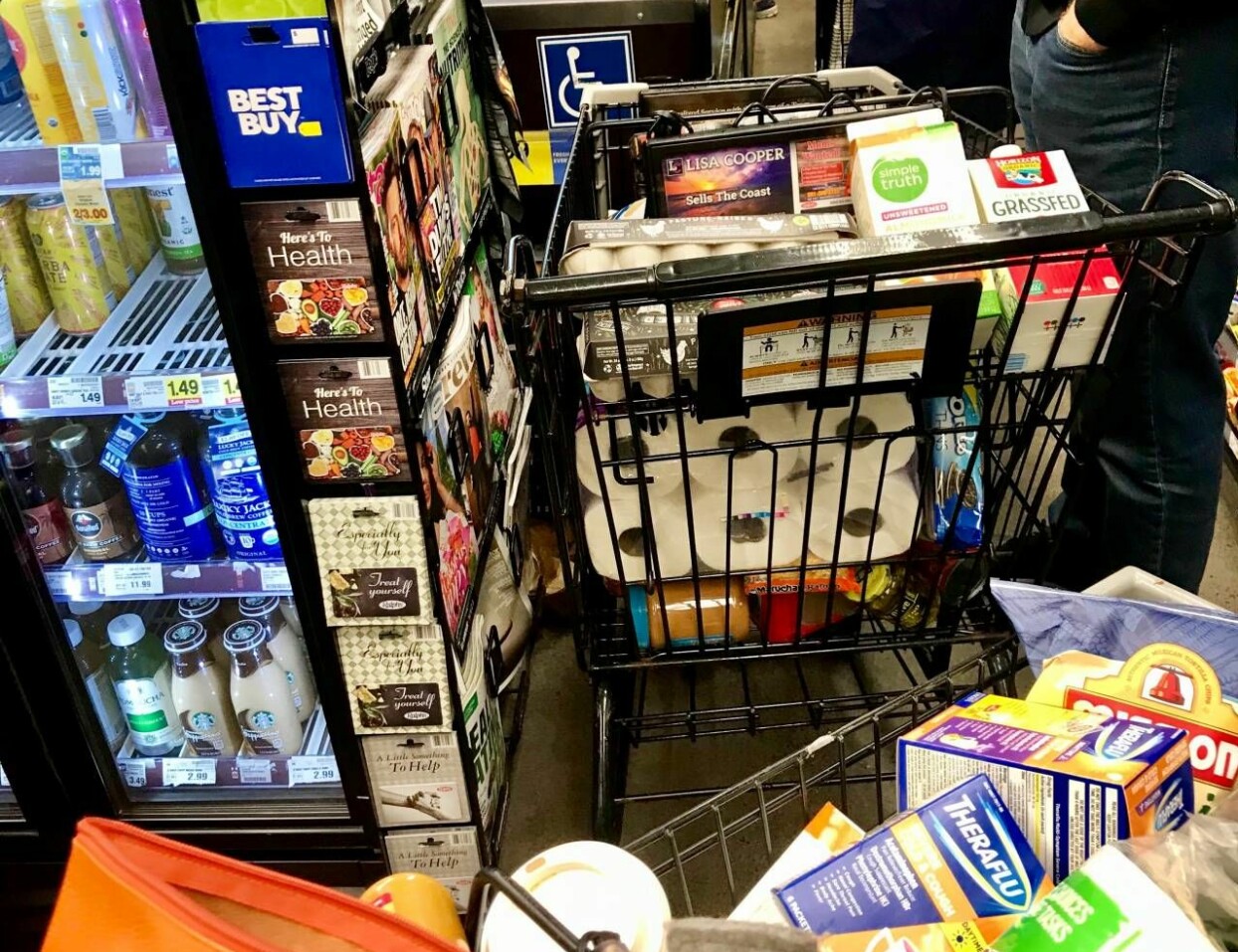 Foto: Maria Montazami Överfyllda kundvagnar i Maria Montazamis lokala matbutik där hon och andra bunkrar upp för att undvika coronavirus.