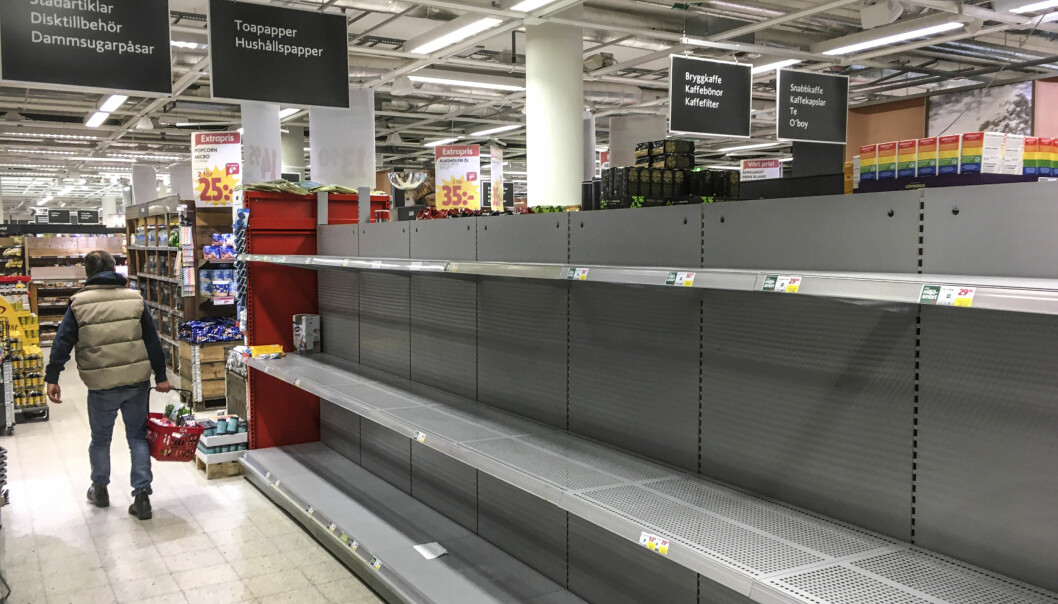 Foto: Anders Wiklund/TT Tomma hyllor i matbutik i Stockholm efter coronavirusets utbrott.