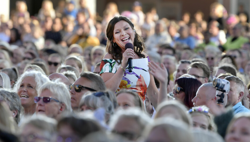 Lotta Engberg håller även 2020 i den tv-sända allsången från Liseberg. Foto: TT Lotta Engberg sjunger i Allsång på Liseberg.
