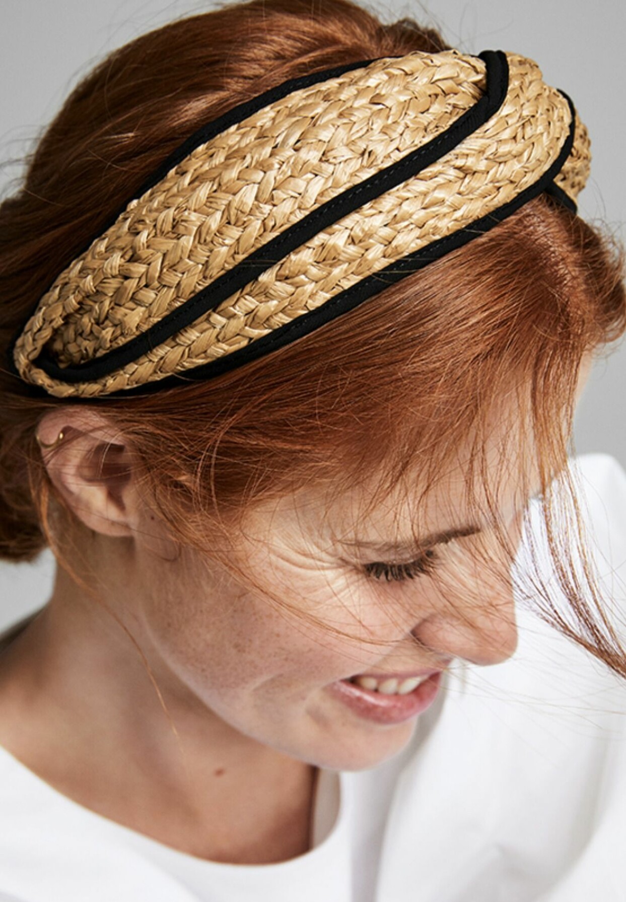 Diadem av flätat gräs med bandkanter, från KappAhl