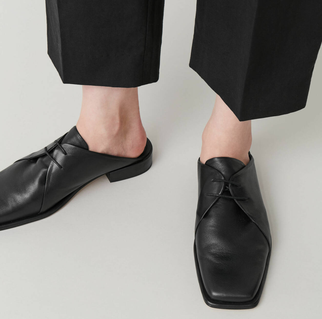 Svarta slip in-skor med snörning och carré-tå, från Cos