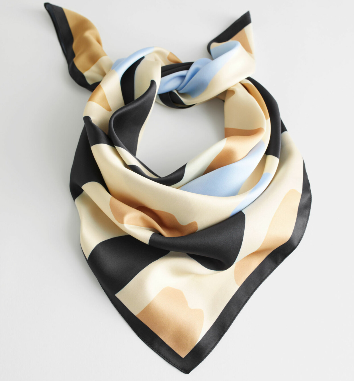 Grafiskt fläckmönstrad scarf med mörk kant, från & Other Stories