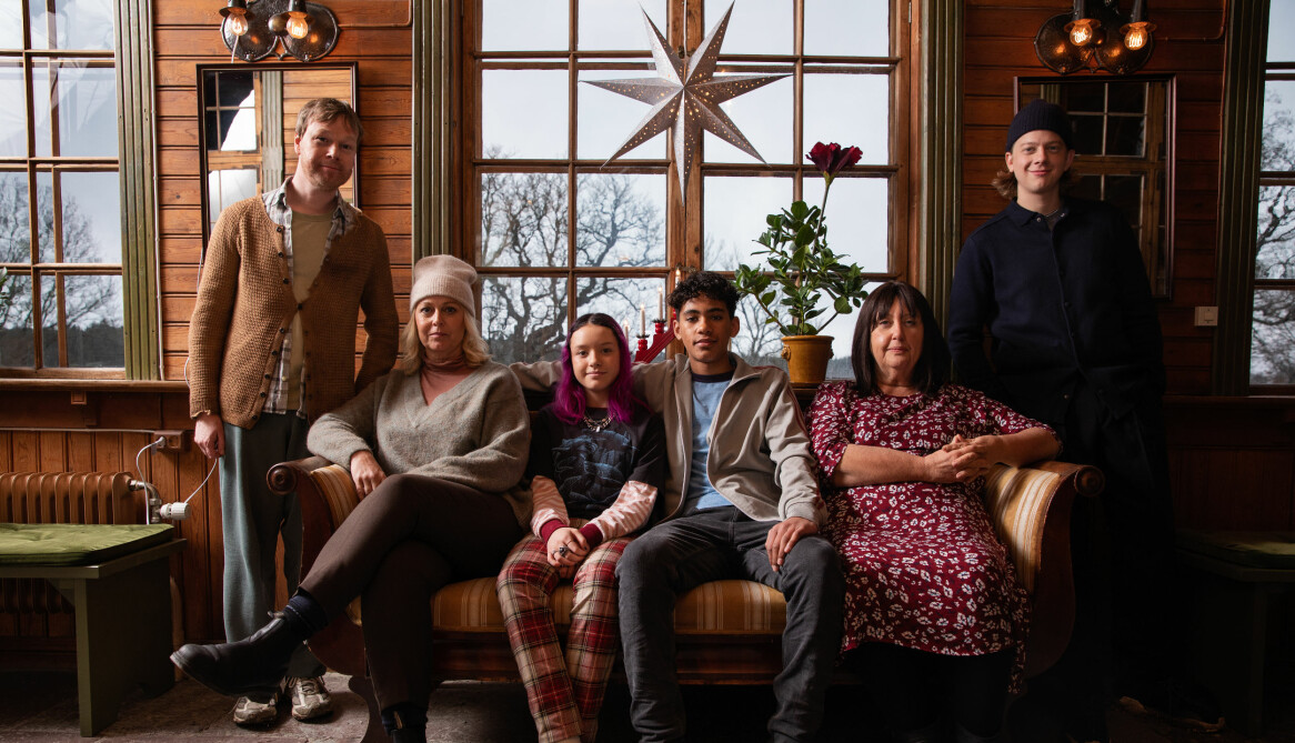 Sara Rhodin, Babben Larsson, Emanuel Kielin, Joel Adolphson, Annika Andersson och Johan Glans medverkar i julkalendern 2020, <i>Mirakel</i>. Foto: TT Skådespelarna Sara Rhodin, Babben Larsson, Emanuel Kielin, Joel Adolphson, Annika Andersson och Johan Glans i julkalendern.