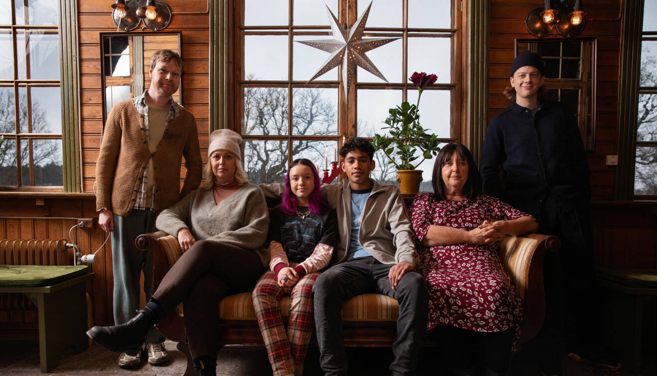 Skådespelarna Sara Rhodin, Babben Larsson, Emanuel Kielin, Joel Adolphson, Annika Andersson och Johan Glans i julkalendern.