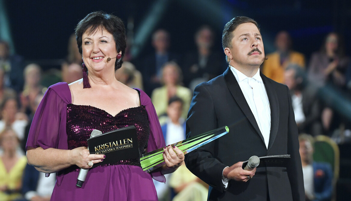 Svt-programet <i>Bäst i test vann</i> en Kristall. Babben Larsson och David Sundin tog emot priset. Foto: TT Babben Larsson och David Sundin på Kristallengalan.
