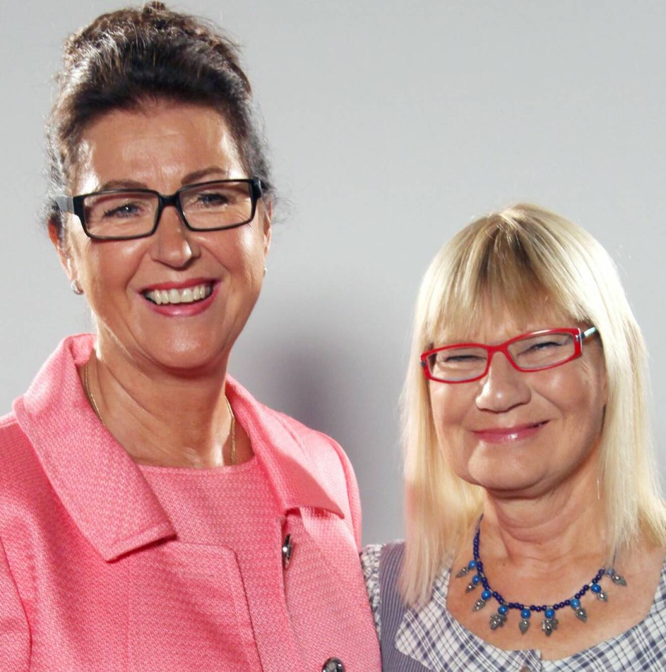 Marlene Eriksson tillsammans med kollegan Marie-Louise Danielsson-Tham inför tv-programmet Sveriges städmästare 2014.